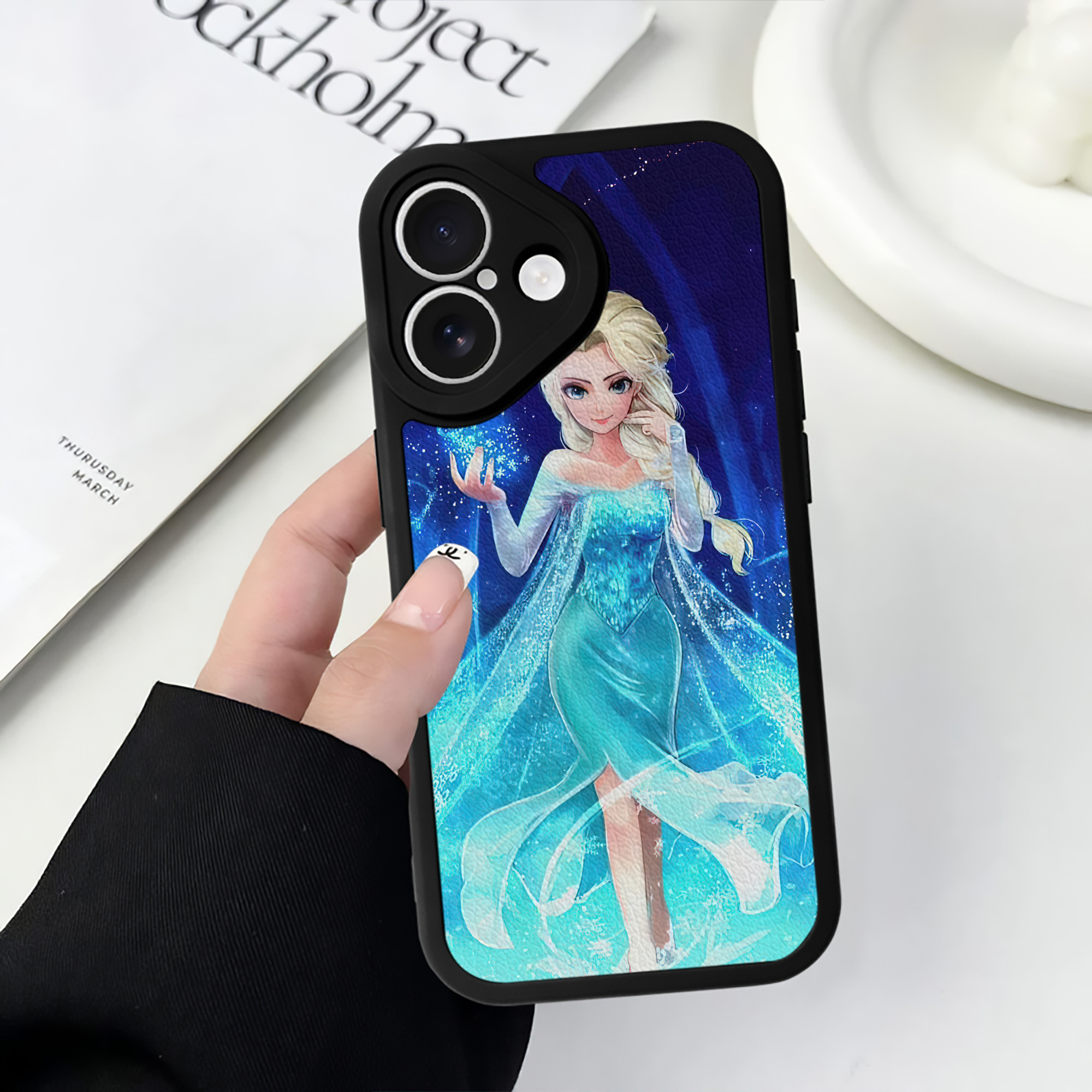 （画像用） アナと雪の女王 アンナ エルサ Frozen Anna Elsa 【iPhone 16シリーズ対応】シリコンスマホケース（レザー調） 材質：シリコン